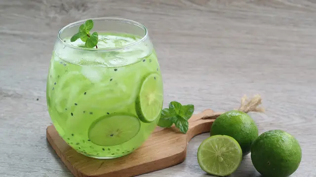 Segarnya Es Kuwut: Minuman Pelepas Dahaga yang Mudah Dibuat