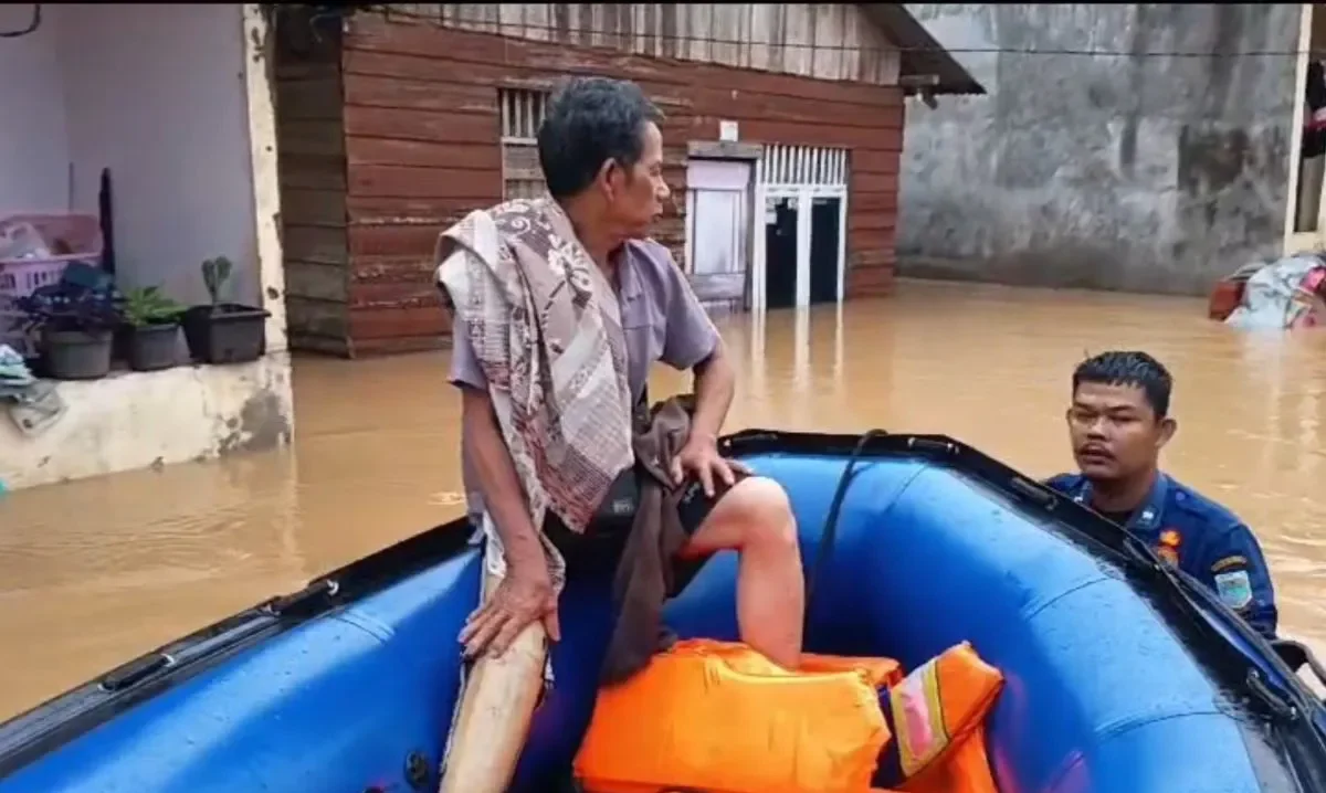 Tim Damkartan Kota Jambi Evakuasi 20 Warga Terjebak Banjir di Suka Karya