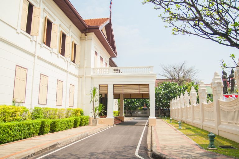 pintu samping rumah