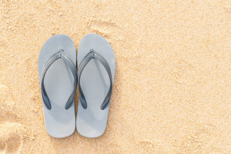 memilah sandal