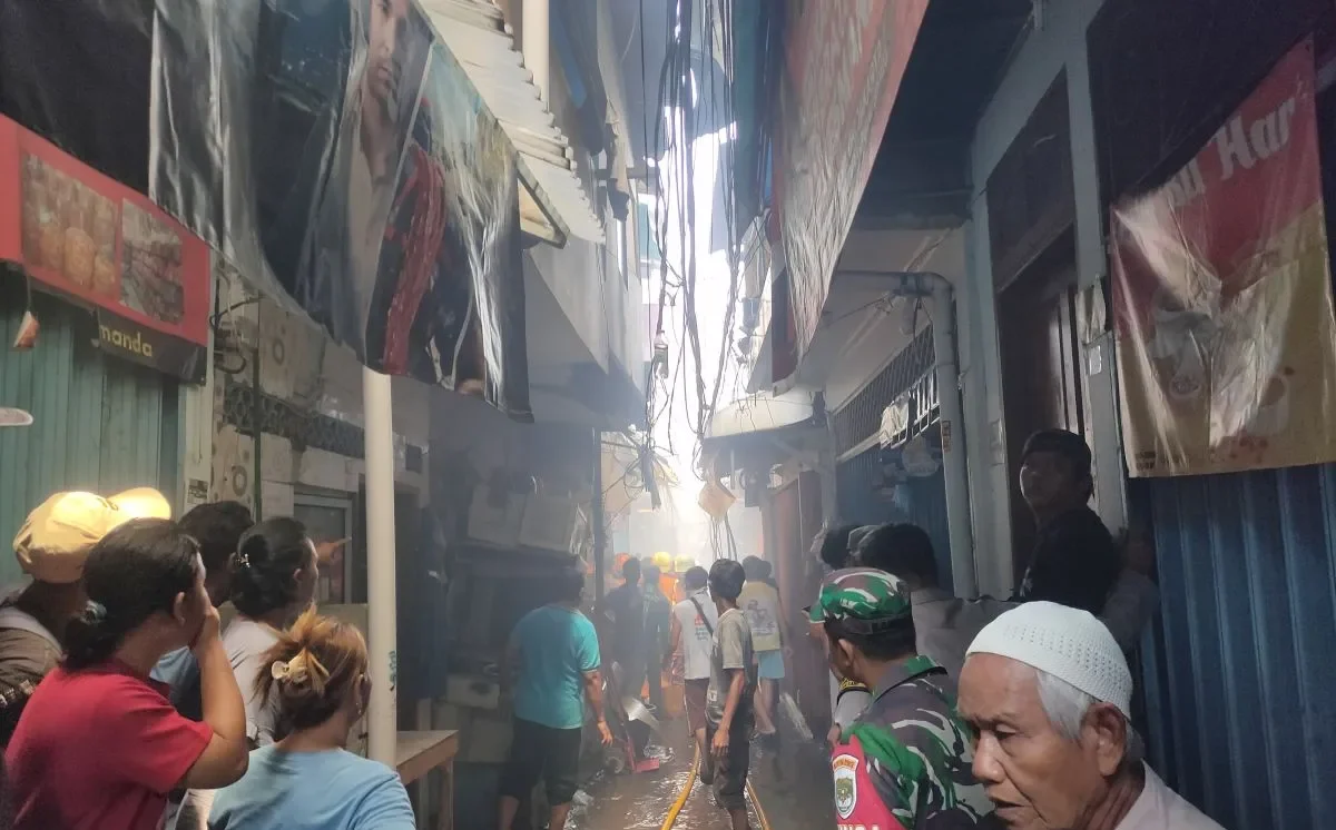 Kebakaran Melanda Tiga Rumah di Jalan Tangki, Warga Bersama Petugas Lakukan Pemadaman
