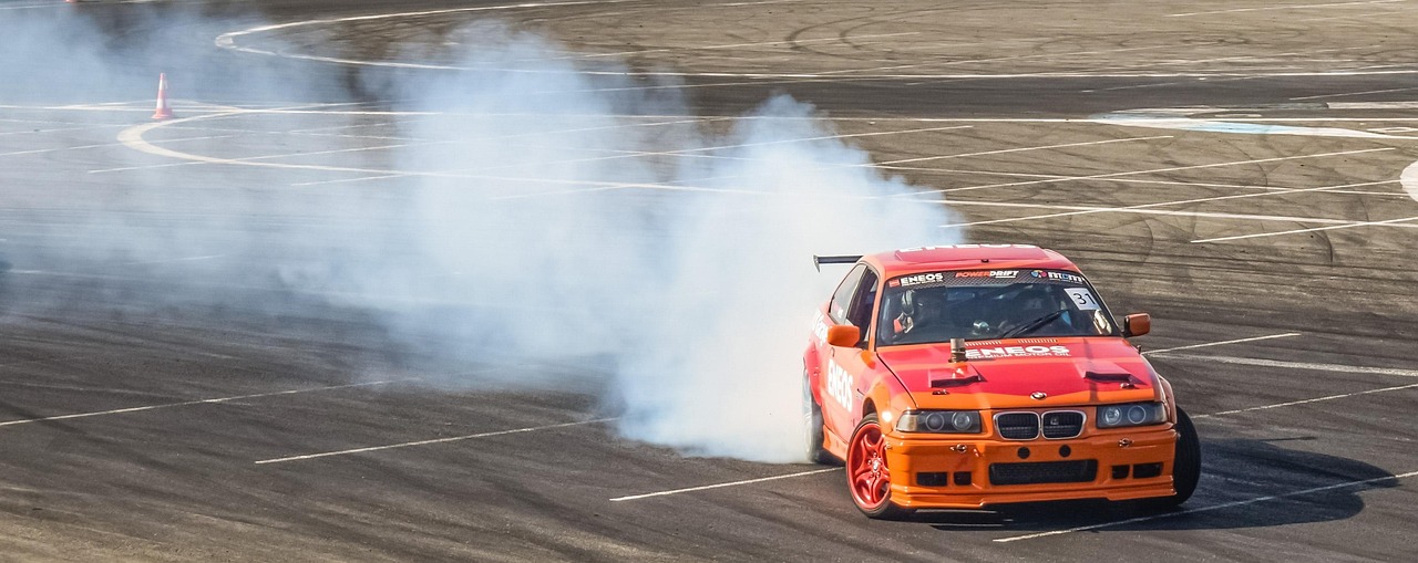 Mengenal Drifting: Seni Mengendalikan Mobil dengan Kecepatan dan Gaya