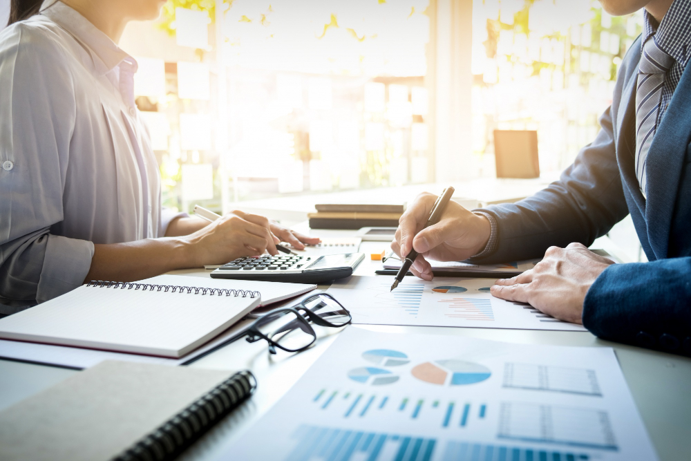 Mengenal Istilah Makelar dalam Dunia Bisnis: Perantara yang Penuh Strategi