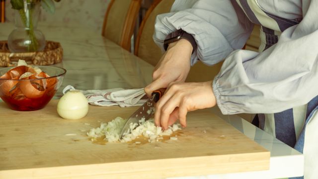 mencincang bawang bombai
